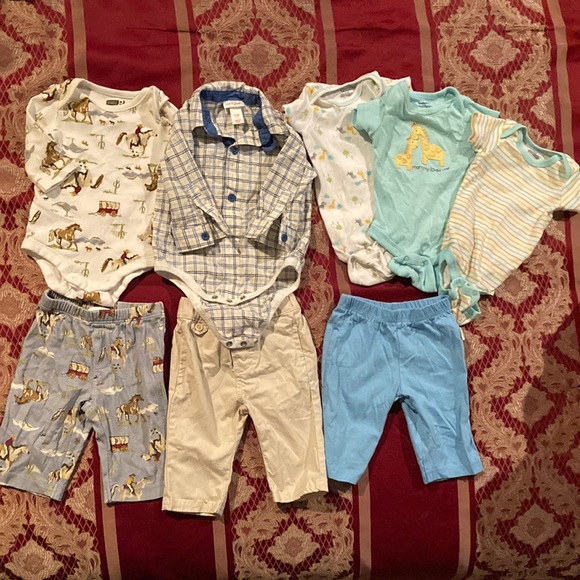 🔥🔥BUNDLE 2/$15🔥🔥Infant sets 0-3M - Picture 1 of 3